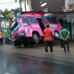 UGAL-UGALAN: Kondisi minibus setelah menabrak Avanza dan toko onderil. foto: yuyun/ BANGSAONLINE