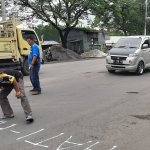 Aktivis pemerhati jalan saat memberikan tanda terhadap lubang-lubang yang ada di jalur Bundaran Gempol - Apollo.