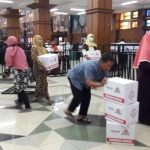 Masyarakat membeli sembako murah yang dijual Semen Indonesia. foto: SYUHUD/ BANGSAONLINE