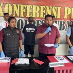 Konferensi pers Polres Tuban kasus pembacokan warga Desa Plumpang terhadap tetangganya. Foto: Suwandi/BANGSAONLINE