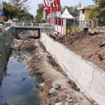Pekerjaan rehabilitasi irigasi di Grojokan Kecamatan Plandaan, Jombang.