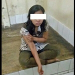 Pelaku pencuri handphone, Indrawati, saat di tahanan Mapolsek Wonokromo, Surabaya.