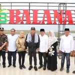 Foto bersama Bupati Sampang dengan pemerintah desa setempat.