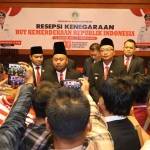 Bupati Gresik bersama wakilnya saat memberi keterangan pers. Foto: Ist