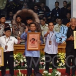 Tiga pasang calon presiden dan wakil presiden saat mengundian nomor urut di KPU. Nomor 1 Anies Baswedan-Muhaimin Iskandar, nomor 2 Prabowo Subianto-Gibran Rakabuming Raka, dan nomor 3 Ganjar Pranowo dan Mahfud MD. Foto: Tempo