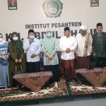 Kiai Asep ASC Foundation foto bersama para narasumber dan Anggota Dewan.