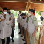 Bupati Sidoarjo, Ahmad Muhdlor Ali, saat menyematkan seragam kepada Satgas PPA.