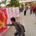 ANTI: Aksi mahasiswa STIT dalam refleksi G30S di depan kampusnya, Rabu (30/9) petang. foto: gunadhi/BANGSAONLINE