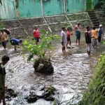 Warga sekitar bersama Dinas Pariwisata saat membersihkan sungai yang akan dijadikan wisata arung jeram. foto: GUNAWAN/ BANGSAONLINE