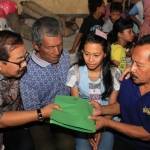 BANTU. Gubernur Jawa Timur Soekarwo didampingi Kepala Dinas Pendidikan Jawa Timur saat mendatangi rumah Nurul Faridatul. foto : nisa/bangsaonline