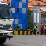 Satpam PT Wilmar lakukan penjagaan ketat di pintu masuk pabrik agar wartawan tidak masuk. (syuhud/BANGSAONLINE)