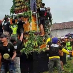Panitia saat membagikan paket kepada warga dari tumpeng durian. Foto: Ist