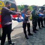 Kapolres Probolinggo Kota, AKBP RM Jauhari, Wali Kota Probolinggo Habib Hadi Zainal Abidin dan Dandim 0820 Probolinggo, Letkol Inf Imam Wibowo secara simbolis menyalurkan bantuan beras bagi terdampak PPKM Darurat