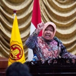 Risma saat memberi pencerahan pada anak-anak muda yang menjadi pengurus Karang Taruna di Sawunggaling.