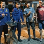Petugas Damkar Sidoarjo bersama warga sekitar usai menangkap 2 dari lima monyet liar.