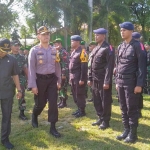 Kapolres bersama Wakil Bupati dan Dandim 0826/Pamekasan memeriksa kesiapan pasukan dan perlengkapannya.