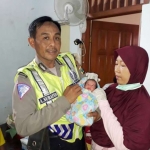 Petugas sedang menggendong bayi laki-laki yang ditemukan warga Tanggulangin, Sidoarjo bersama empat ekor kucing dalam satu kardus.