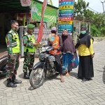 Petugas Koramil 0812/19 saat melakukan sosialisasi tentang vaksinasi Covid-19.