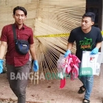 Petugas mengamankan berbagai barang bukti dari rumah yang diduga digunakan untuk mesum.