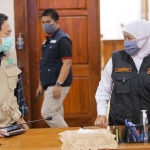 Plt Bupati Sidoarjo Nur Ahmad Syaifuddin berbincang dengan Gubernur Jatim Khofifah Indar Parawansa usai pertemuan dengan tiga kepada daerah yang menerapkan PSBB.