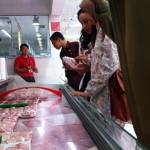 Petugas saat memeriksa sejumlah produk makanan di hypermart. foto: arif kurniawan/harian bangsa