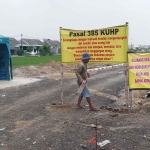 Seorang petani di Desa Damarsih, Kecamatan Buduran, Sidoarjo, Nurul Kirom, saat melakukan demo tunggal.