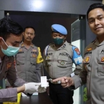 Kapolres Probolinggo AKBP Teuku Arsya Khadafi saat menyerahkan sampel urine.