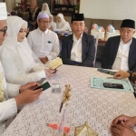 Prof Dr KH Asep Saaifuddin Chalim, MA, didampingi Mohammad Fachruddin dalam acara akad nikah Ajidannor dan Zahra Fatimah Yuniar di Club House Regency 21 Jalan Arif Rahman Hakim Surabaya, Ahad (14/9/2025). Foto: bangsaonline