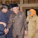 Bupati Fadeli saat menyalami anggota legislatif.