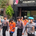 Petugas dari Polresta Sidoarjo saat mengamankan para pendekar pembuat onar.