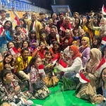 Grup paduan suara Gitabumi Shine Voices saat foto bersama usai mengikuti kompetisi di Korea Selatan.