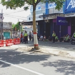  Sejumlah toko di Jalan Kelud tampak sudah mulai tutup dan terdapat petugas yang berjaga di depannya.