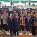 Bupati Mojokerto saat melepas 460 wisudawati SOTH atau Sekolah Orang Tua Hebat.