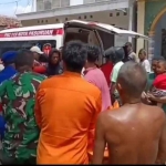 Evakuasi korban dalam peristiwa perahu terhantam ombak di Perairan Ketingan, Sidoarjo.
