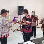 Kepala Bagian Pemerintah Kota Kediri Paulus Luhur Budi Prasetya dan Asisten 2 Pemerintah Kota Blitar Djatmiko Budi Santosa saling bertukar cinderamata. (foto: ist)