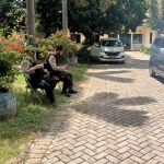 Tampak sejumlah polisi berjaga-jaga di depan Kantor DPUPR Probolinggo saat KPK melakukan penggeledahan.