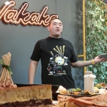 CEO of Wakaka Group, Santo Law, saat memperkenalkan menu makanan dan minuman yang ada Warung Wakaka di Jalan Kawi, Kota Kediri. Foto: MUJI HARJITA/ BANGSAONLINE
