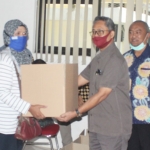 Plt Sekda Pasuruan Ir. Misbah Zunib menyerahkan bantuan sembako secara simbolis kepada perwakilan buruh.