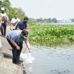 Bupati Kediri, Hanindhito Himawan Pramana saat menebar benih ikan di Bendung Watu Turi, Kecamatan Gampengrejo. Foto : ist.