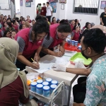 Petugas dari BNNK Sidoarjo juga melaksanakan tes urine secara acak kepada pegawai dan warga binaan.