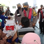 Kapolda Jatim Irjen Pol Nico Afinta meninjau vaksinasi masyarakat pesisir di Gresik. foto: IST./ BANGSAONLINE