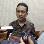 Kepala BPKPD Kota Surabaya Yusron Sumartono, saat memberikan keterangan persnya. foto: YUDI ARIANTO/ BANGSAONLINE