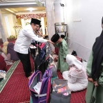 Wali Kota dan Wakil Wali Kota Batu saat menyantuni anak yatim di Majelis Taklim Al Khoriyah, Desa Sumbergondo, Kecamatan Bumiaji.