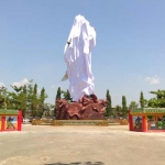 Patung raksasa Kwan Sing Tee Koen yang sudah dibungkus kain putih. foto: SUWANDI/ BANGSAONLINE