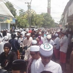 Para pentakziah masih terus berkunjung langsung ke rumah duka KH Kholilurrahman atau Ra Lilur. foto: Ahmad Fauzi/ BANGSAONLINE