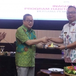 Wakil Bupati Gresik saat menyerahkan potongan tumpeng kepada National Director Habitat for Humanity Indonesia saat peluncuran program Home Equal. Foto: Ist