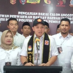 Ketua DPC Gerindra Kota Malang, Moreno Suprapto, saat konferensi pers di KPU.
