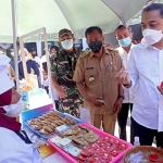 Wali Kota Surabaya, Eri Cahyadi, saat berada di Kampung Wisata Kue Rungkut.