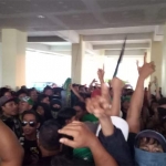 Ronggomania mendatangi pintu utama stadion usai pertandingan. Mereka meluapkan kekecewaan kepada manajemen Persatu.