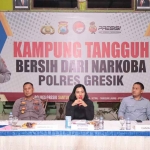 Tim Asistensi Ditresnarkoba Polda Jatim yang dipimpin AKBP Dyah Arum Sari saat berkunjung ke Desa Kepatihan, Kecamatan Menganti, Gresik. Foto: Ist